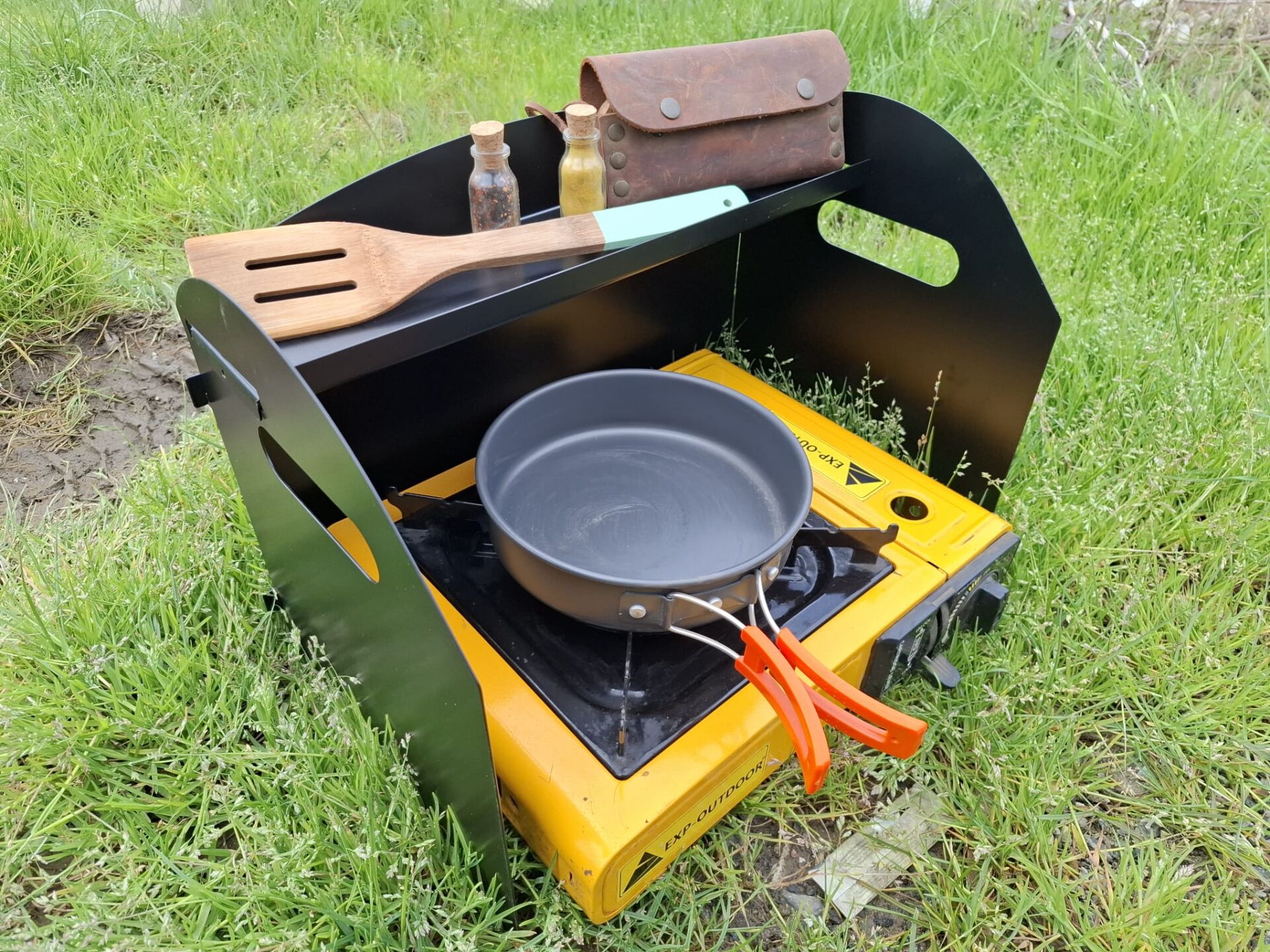 Rüzgarlık Tekli Ocak Galvaniz Koruma Raflı Siyah